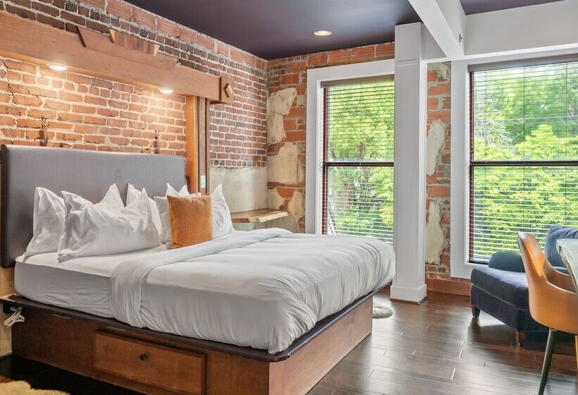 The Horton Hotel And Rooftop Lounge