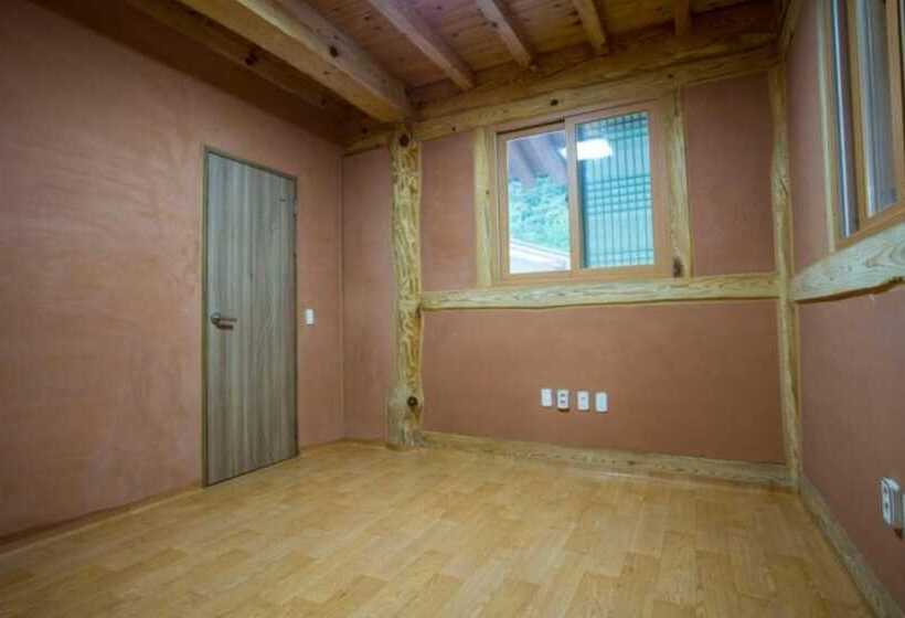 Chungju Solnaeeum Hanok Pension
