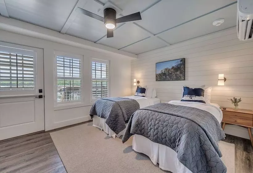 Hotelli Wildwood Resort & Marina