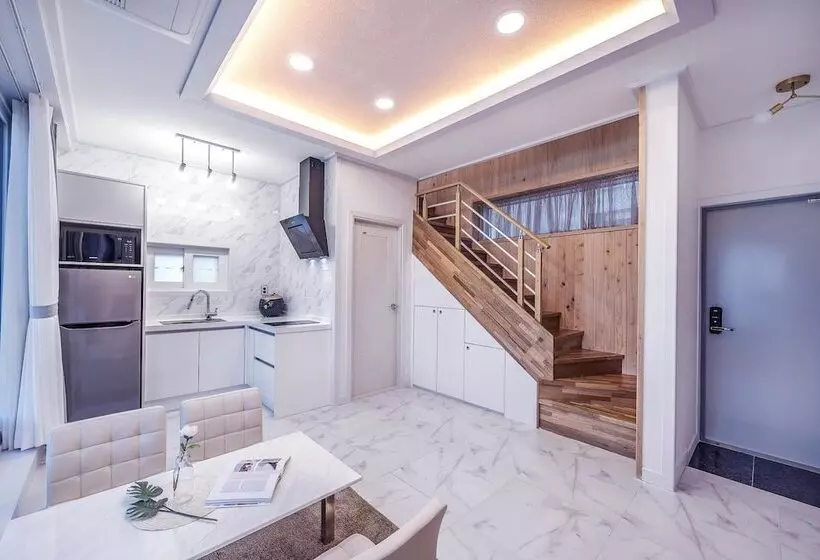 پانسیون Pohang Playbeach Poolvilla