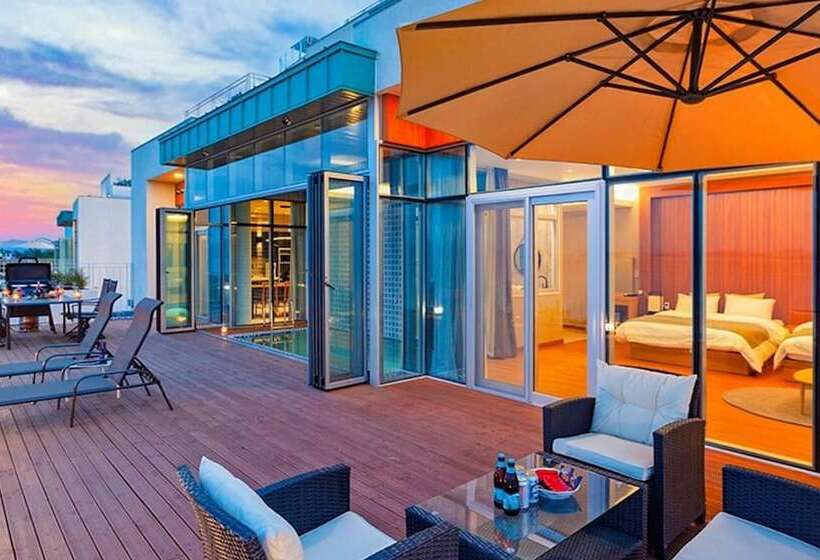 פנסיון Yeosu Marine Terrace Poolvilla