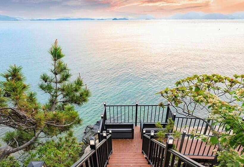 פנסיון Yeosu Marine Terrace Poolvilla