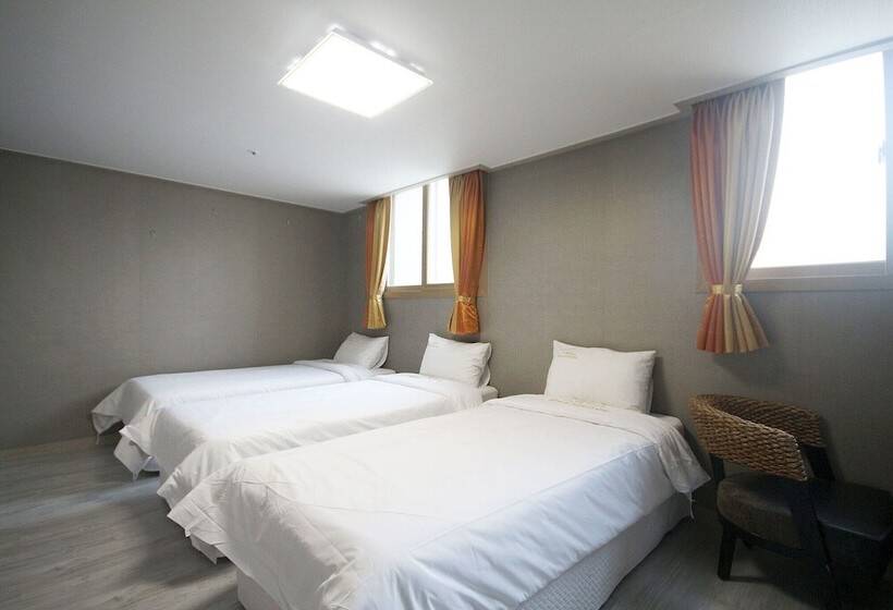 بنسيون Yeosu Space Guest House