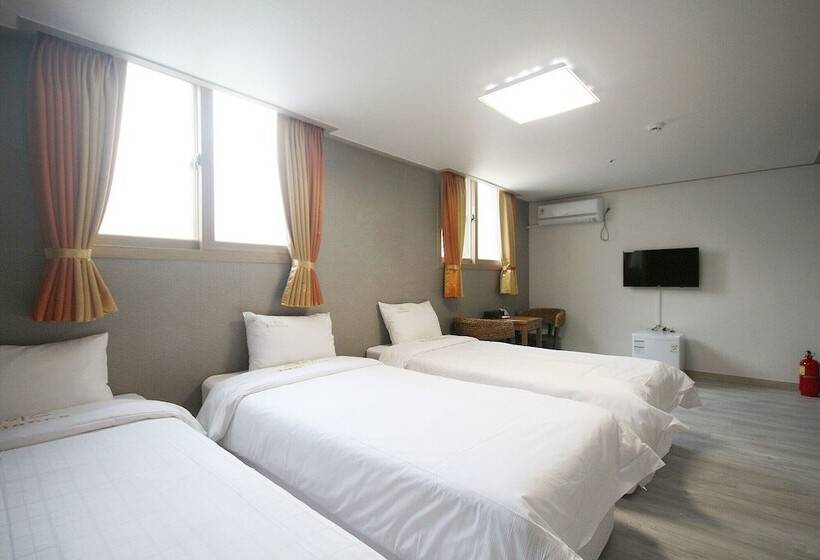 بنسيون Yeosu Space Guest House