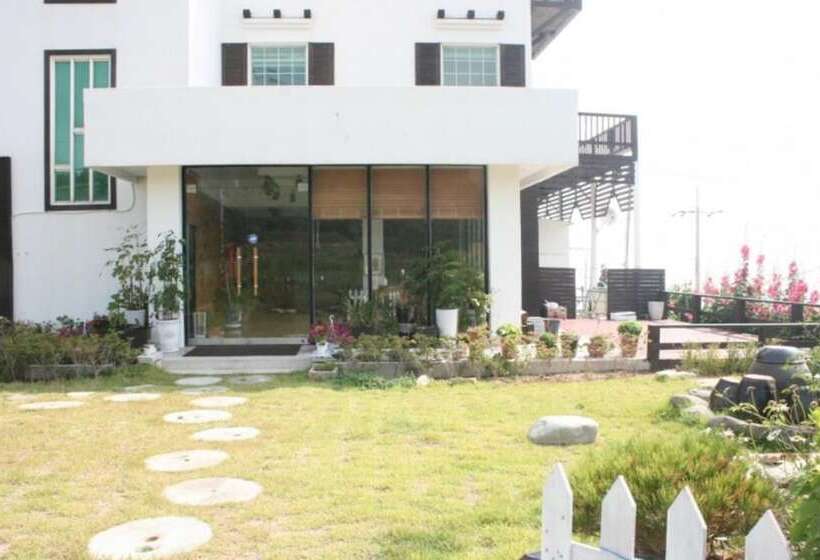 Pohang Hwajin Beach Pension