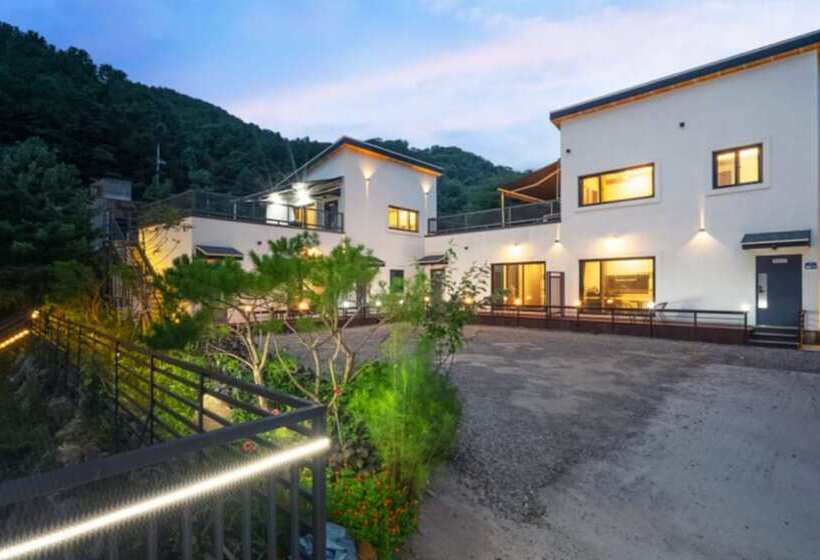 Yangpyeong Chorokbam Pool Villa Pension