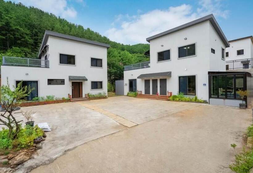 Yangpyeong Chorokbam Pool Villa Pension
