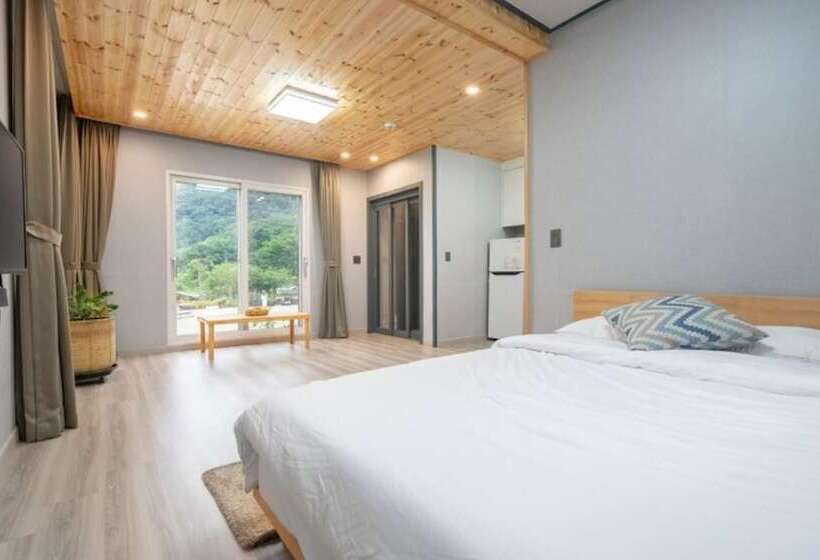 Yangpyeong Chorokbam Pool Villa Pension