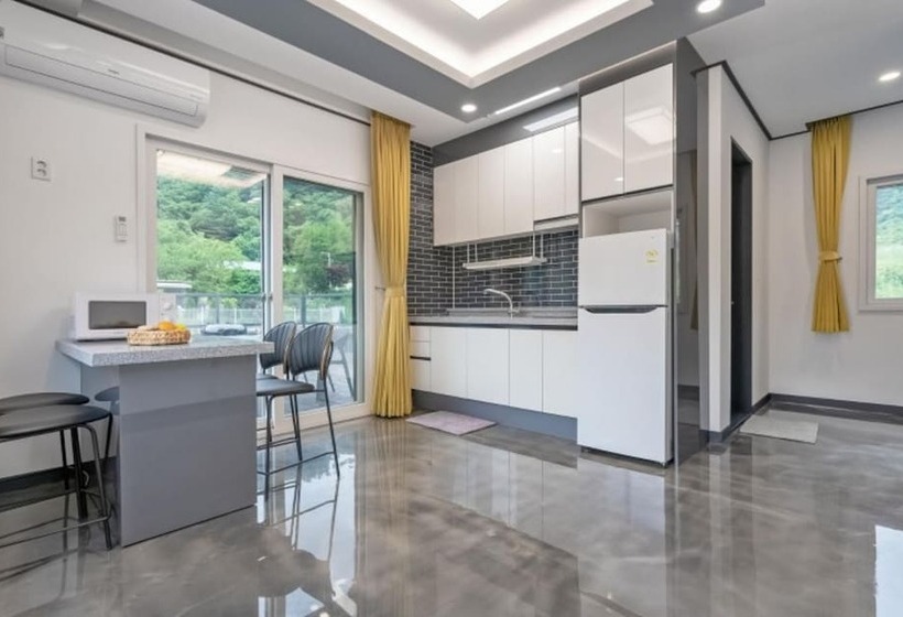 Yangpyeong Chorokbam Pool Villa Pension