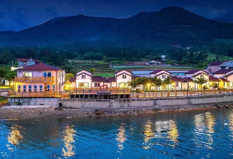 Yeosu Dangdangi Dog Family Pension Gold