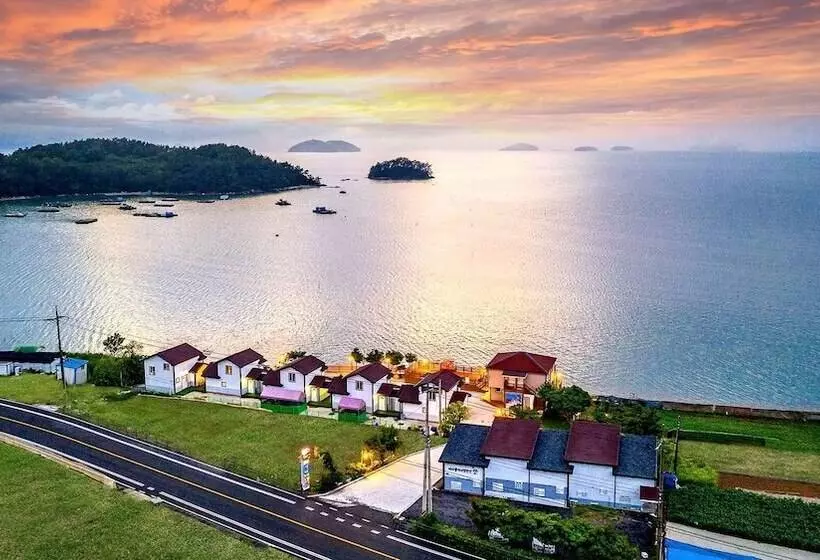 Yeosu Dangdangi Dog Family Pension Gold