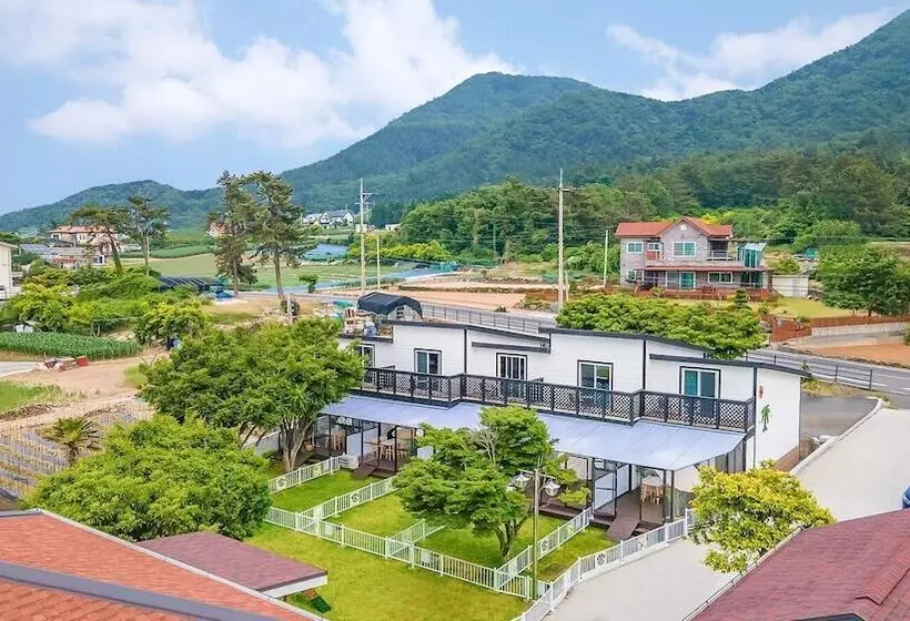 Yeosu Dangdangi Dog Family Pension Gold