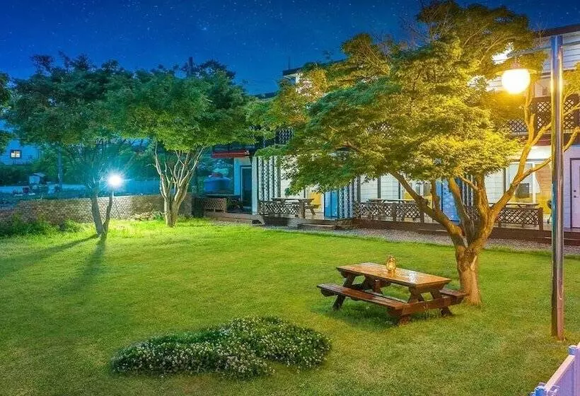 Yeosu Dangdangi Dog Family Pension Gold