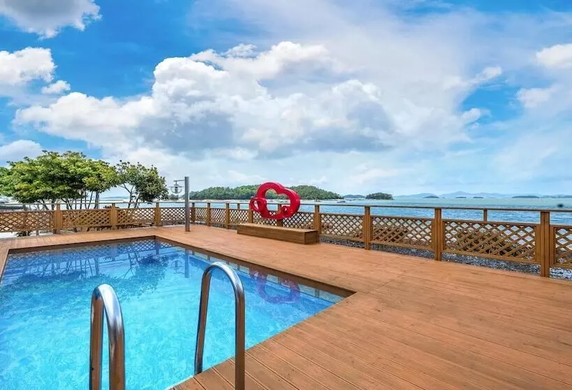 Yeosu Dangdangi Dog Family Pension Gold