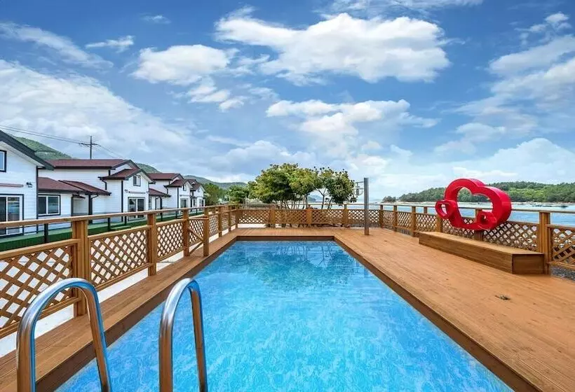 Yeosu Dangdangi Dog Family Pension Gold