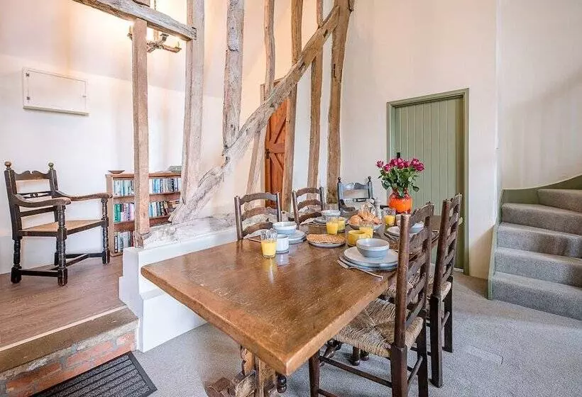 Granary Cottage, Valley Farm Barns Snape