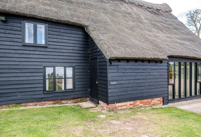 Granary Cottage, Valley Farm Barns Snape