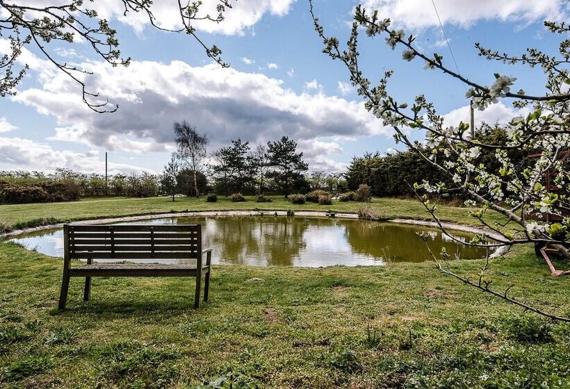 Granary Cottage, Valley Farm Barns Snape
