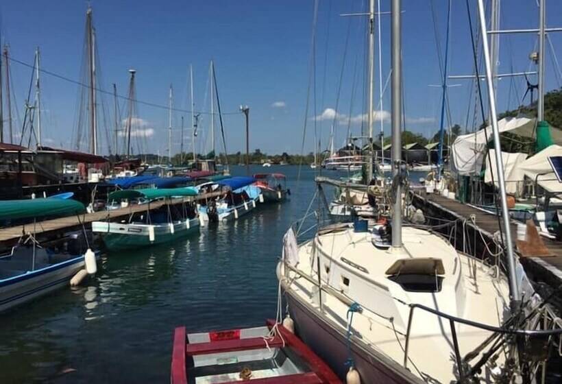 تختخواب و صبحانه Ana S Coffee House