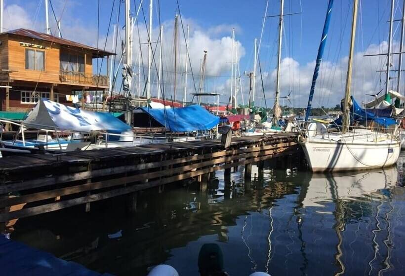 تختخواب و صبحانه Ana S Coffee House