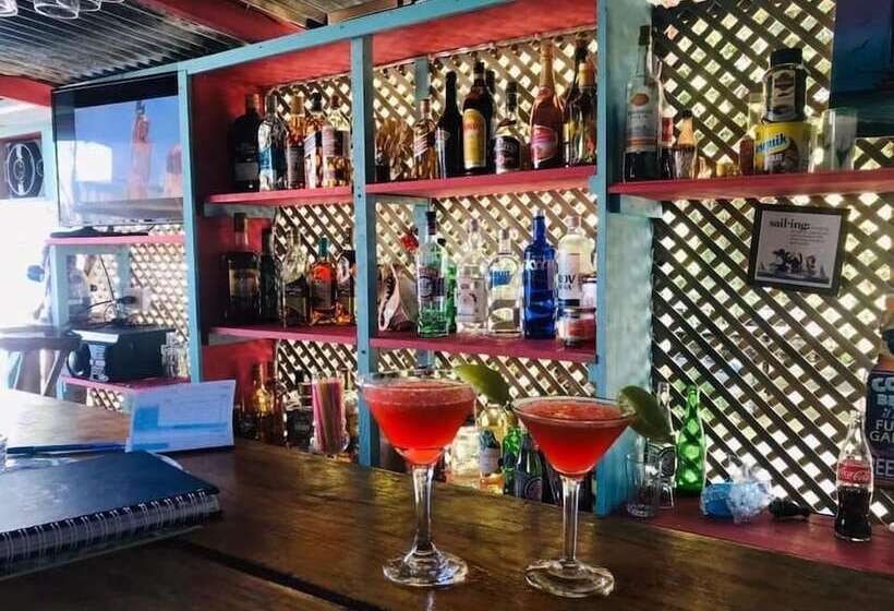 تختخواب و صبحانه Ana S Coffee House