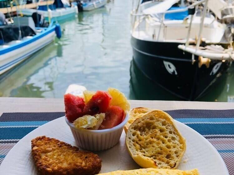 تختخواب و صبحانه Ana S Coffee House