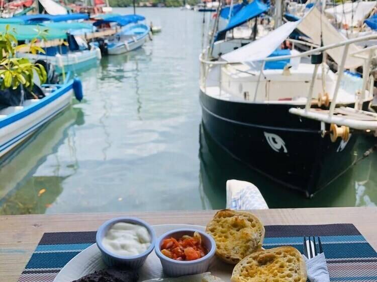 تختخواب و صبحانه Ana S Coffee House