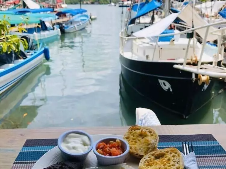تختخواب و صبحانه Ana S Coffee House