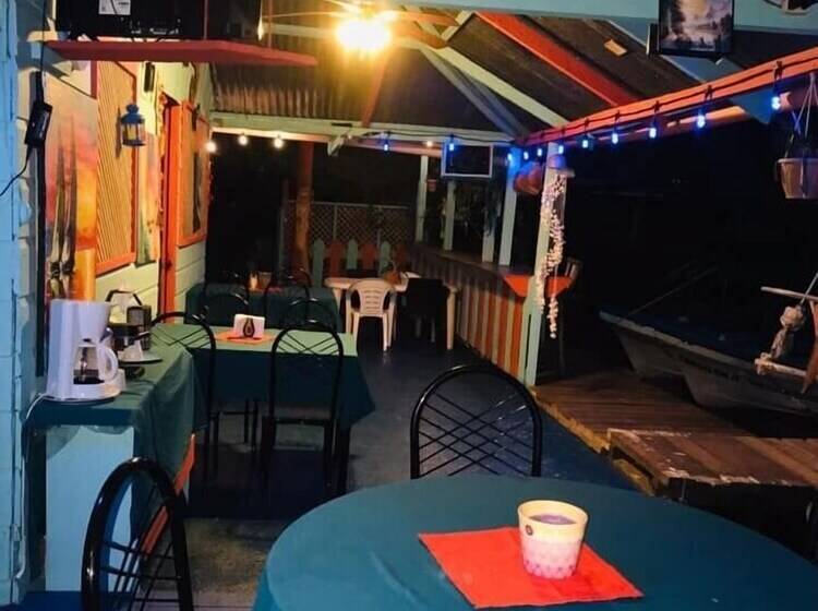 تختخواب و صبحانه Ana S Coffee House