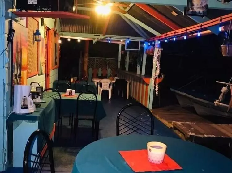 تختخواب و صبحانه Ana S Coffee House