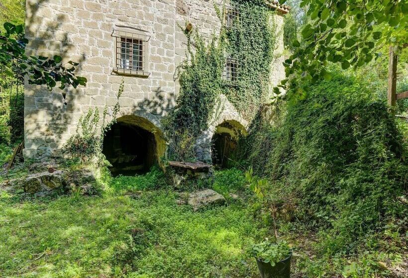 Small Cottage With A 17th Century Hydraulic Mill