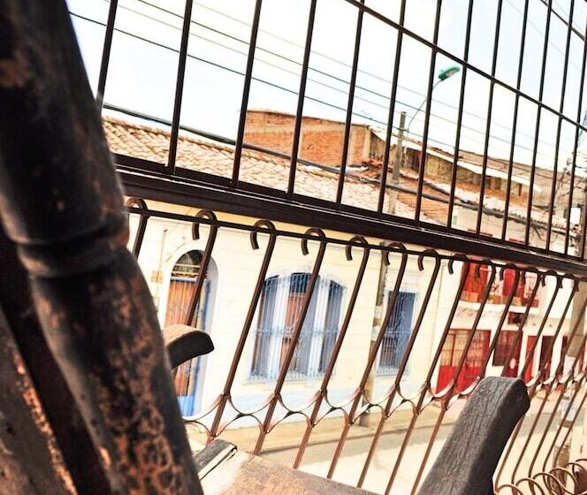 Общежитие Casa Del Farol