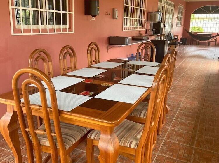 تختخواب و صبحانه Traum House