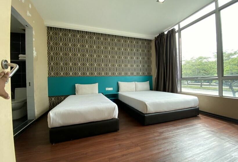 בית מלון כפרי Oyo 89752 7 Days Express