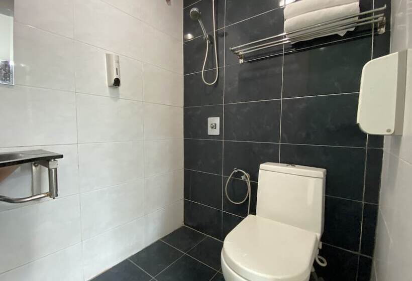 בית מלון כפרי Oyo 89752 7 Days Express