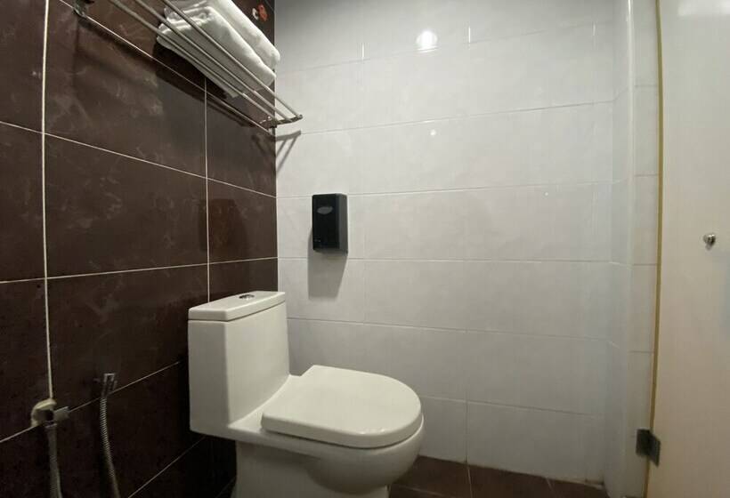 בית מלון כפרי Oyo 89752 7 Days Express