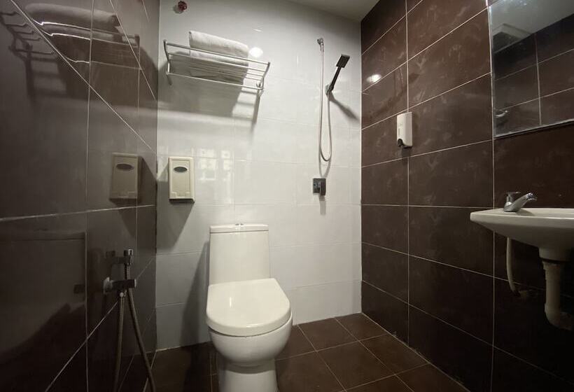 בית מלון כפרי Oyo 89752 7 Days Express