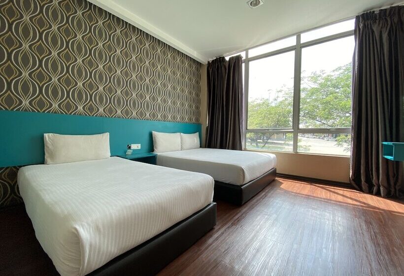 בית מלון כפרי Oyo 89752 7 Days Express