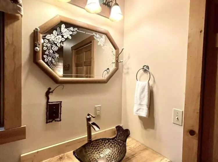 Leave The Stress Behind!  Private Hot Tub, Pet And Motorcycle Friendly, Let Peace And Nature Surroun