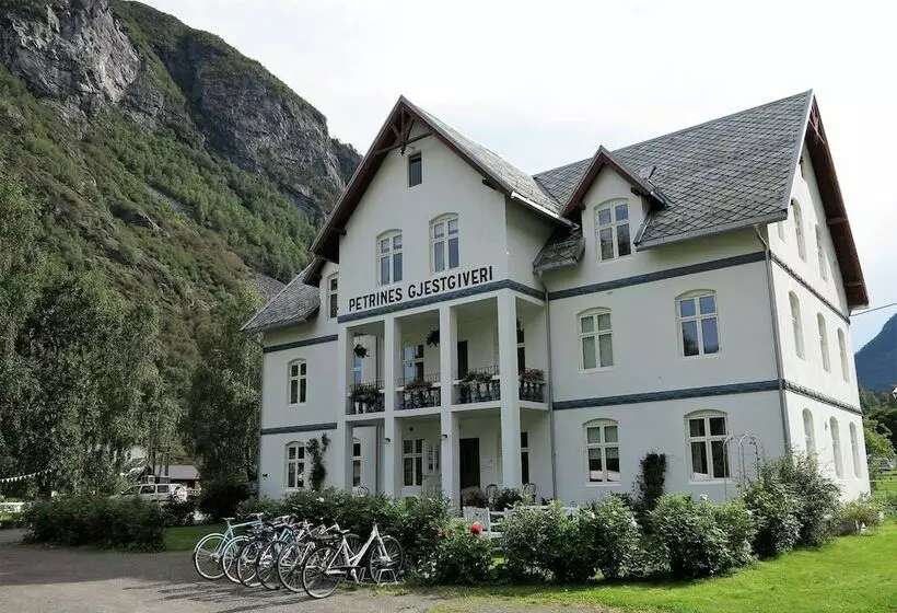 Majatalo Petrines Guesthouse