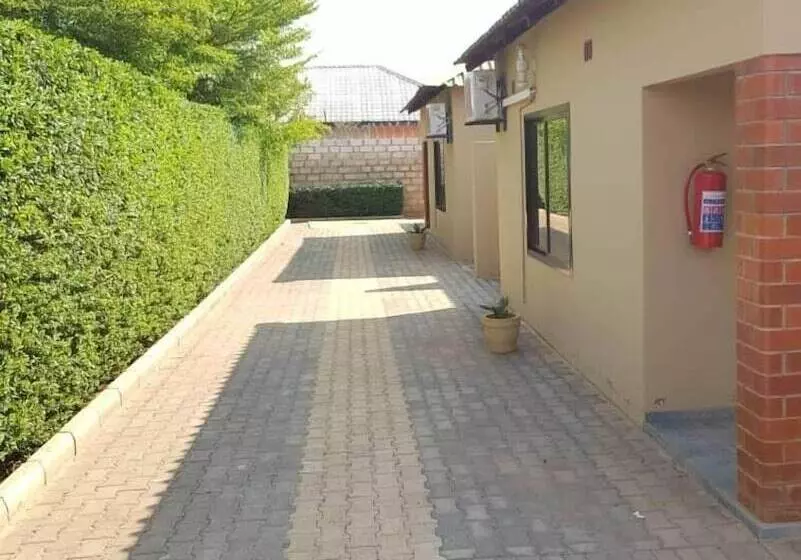 پانسیون Ticheze Lodge And Car Hire