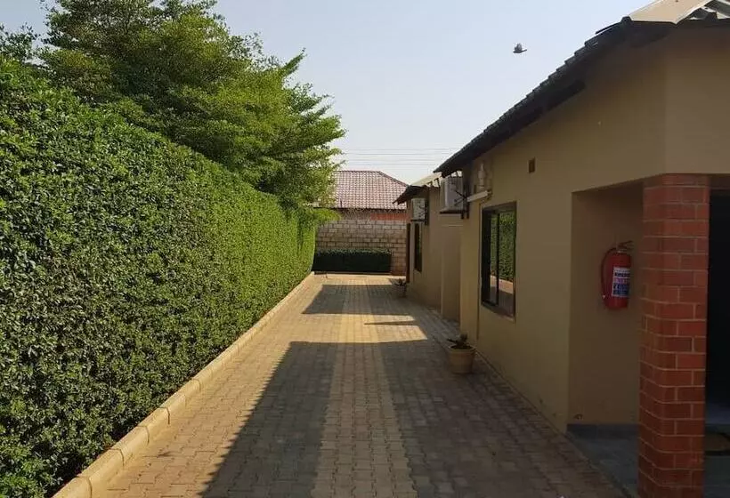 پانسیون Ticheze Lodge And Car Hire