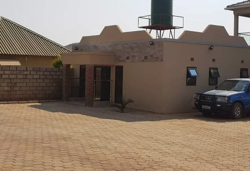پانسیون Ticheze Lodge And Car Hire