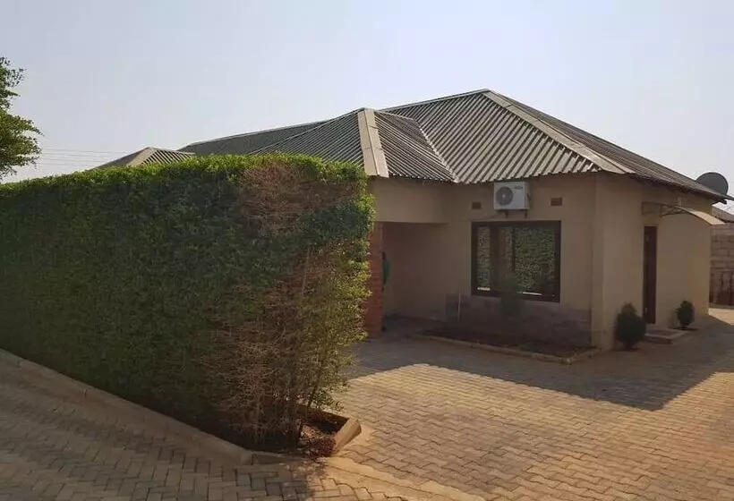 پانسیون Ticheze Lodge And Car Hire