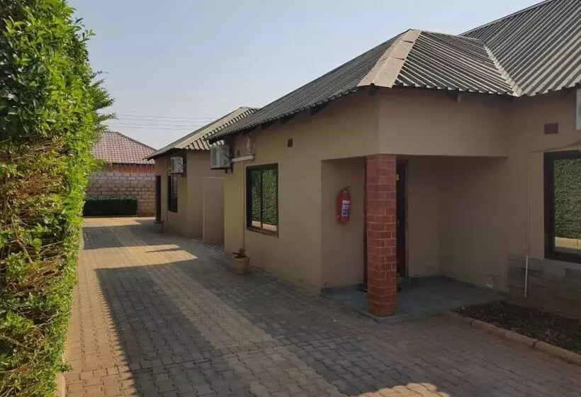 پانسیون Ticheze Lodge And Car Hire