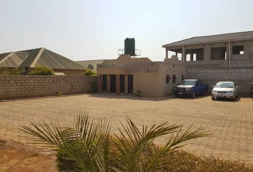 پانسیون Ticheze Lodge And Car Hire