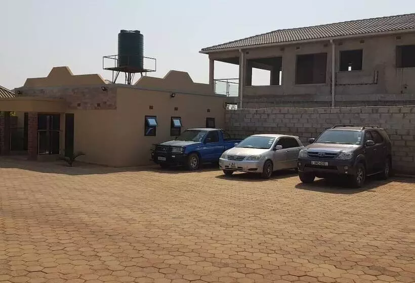 پانسیون Ticheze Lodge And Car Hire