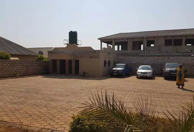 پانسیون Ticheze Lodge And Car Hire