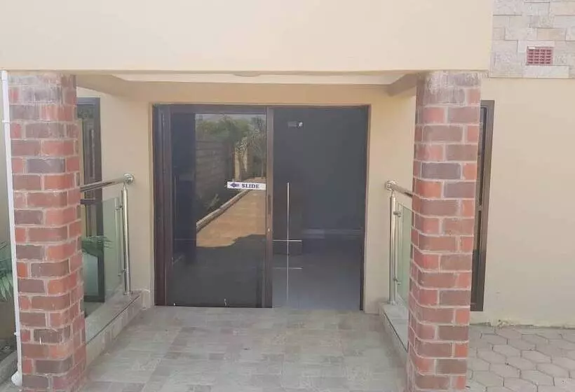 پانسیون Ticheze Lodge And Car Hire
