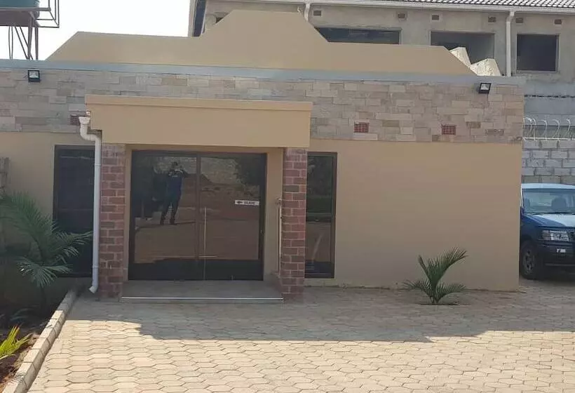 پانسیون Ticheze Lodge And Car Hire